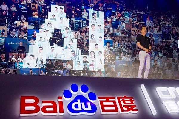 2018년 7월 중국 베이징에서 바이두의 로빈 리 최고경영자(CEO)가 인공지능(AI)의 미래를 설명하고 있다. 최근 바이두는 ‘중국판 챗GPT’로 불리는 ‘어니봇’을 공개했다. 베이징 AP 연합뉴스