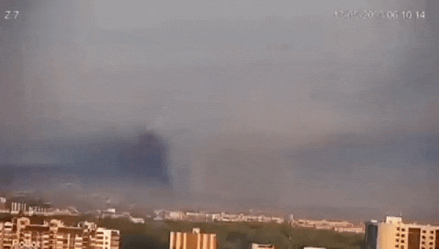 13일(현지시간) 우크라이나 서부 도시 흐멜니츠키에서 러시아군 드론 공습으로 군 탄약고가 폭발해 거대한 ‘버섯구름’이 피어오르고 있다. 2023.5.13 텔레그램