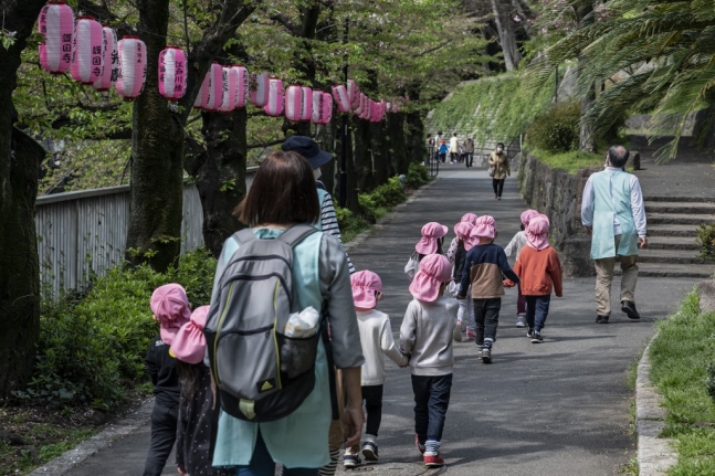일본 도쿄 외곽으로 아이들이 소풍을 나온 모습. AFP  연합뉴스