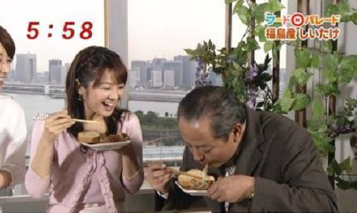 오츠카 노리카즈 캐스터가 방송 중 후쿠시마산 농산물로 만든 음식을 시식하고 있다. 후지TV 화면
