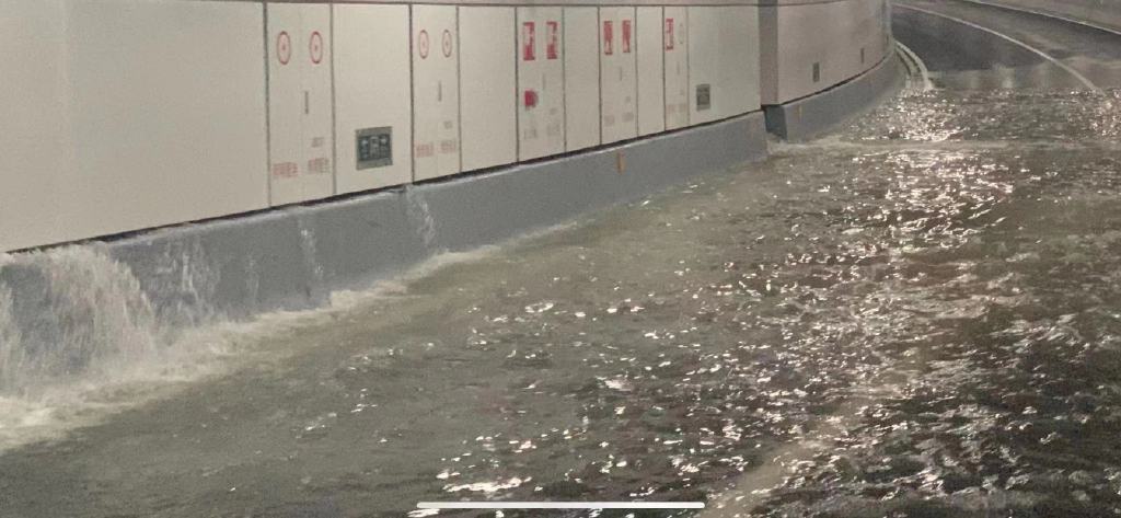 중국 다롄의 해저터널 내부 도로가 물바다가 된 모습. 웨이보 캡처