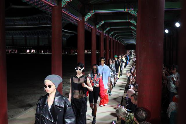 16일 오후 서울 경복궁 근정전에서 열린 구찌 2024 크루즈 패션쇼에서 모델들이 런웨이를 걷고 있다. 2023.5.16 뉴스1