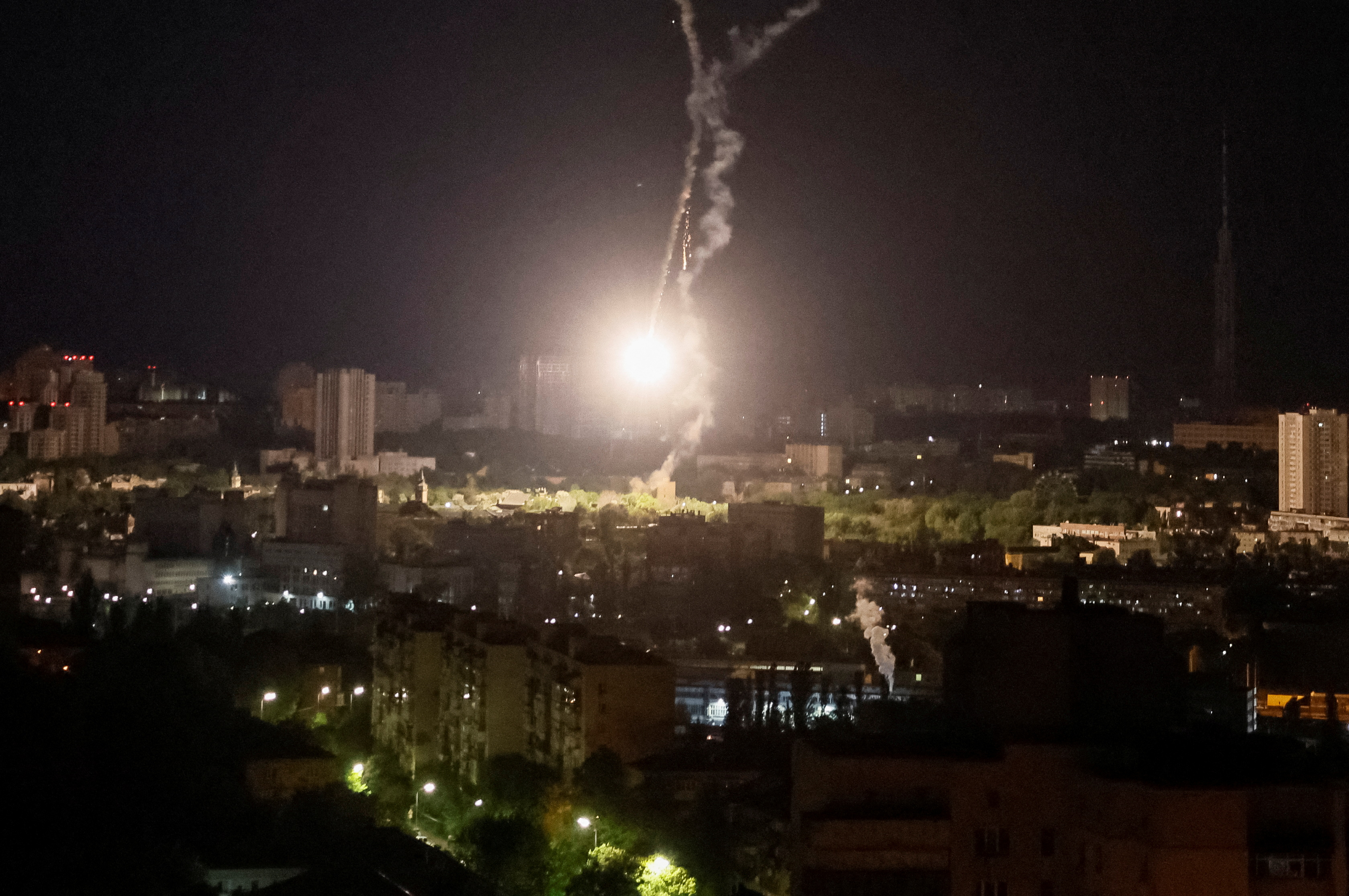 16일(현지시간) 러시아 공습을 받은 우크라이나 수도 키이우 상공에서 미사일이 폭발하고 있다. 2023.5.16 로이터 연합뉴스