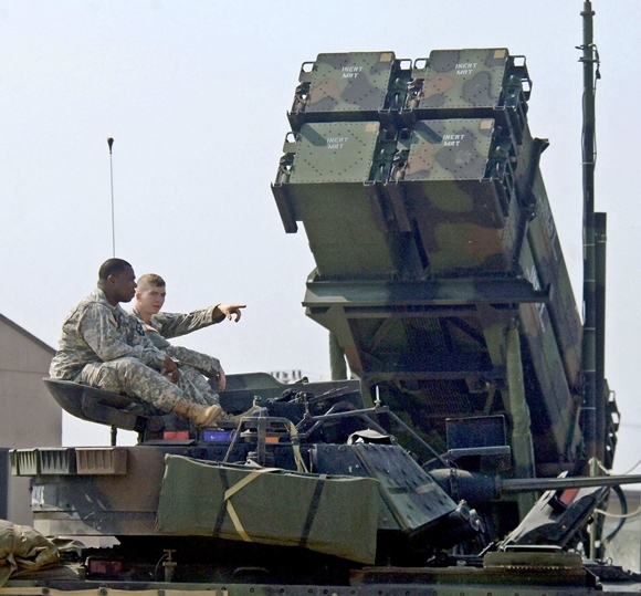 2006년 10월 14일 대한민국 오산 미군기지에서 패트리엇 미사일 PAC-3 시스템 발사대 앞 M2A2 브래들리 장갑차에 앉아 있는 미군 병사들. 2022.12.22 APF 연합뉴스