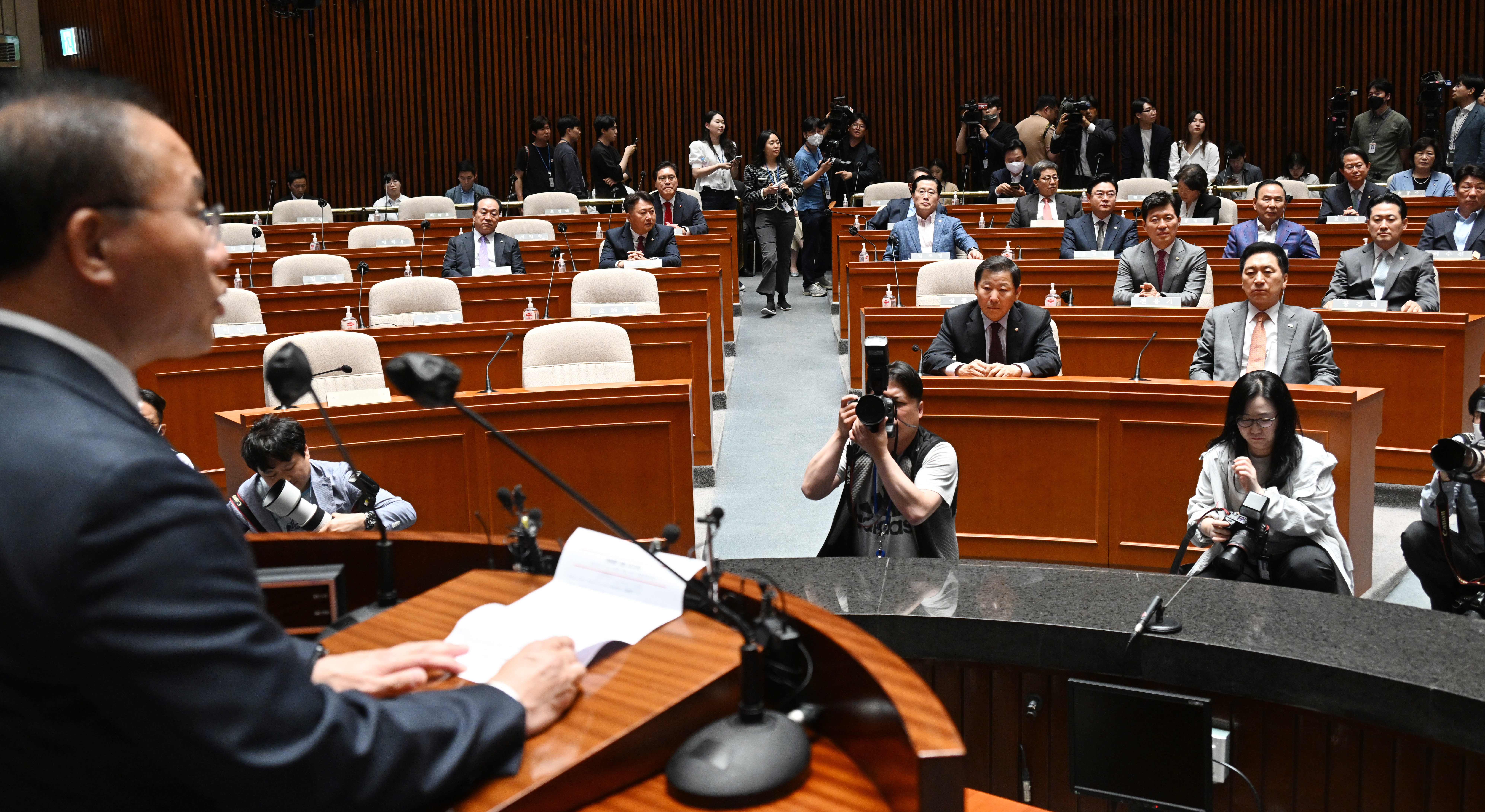 17일 국회에서 열린 국민의힘 의원총회에서 윤재옥 원내대표가모두발언을 하고 있다. 안주영 전문기자