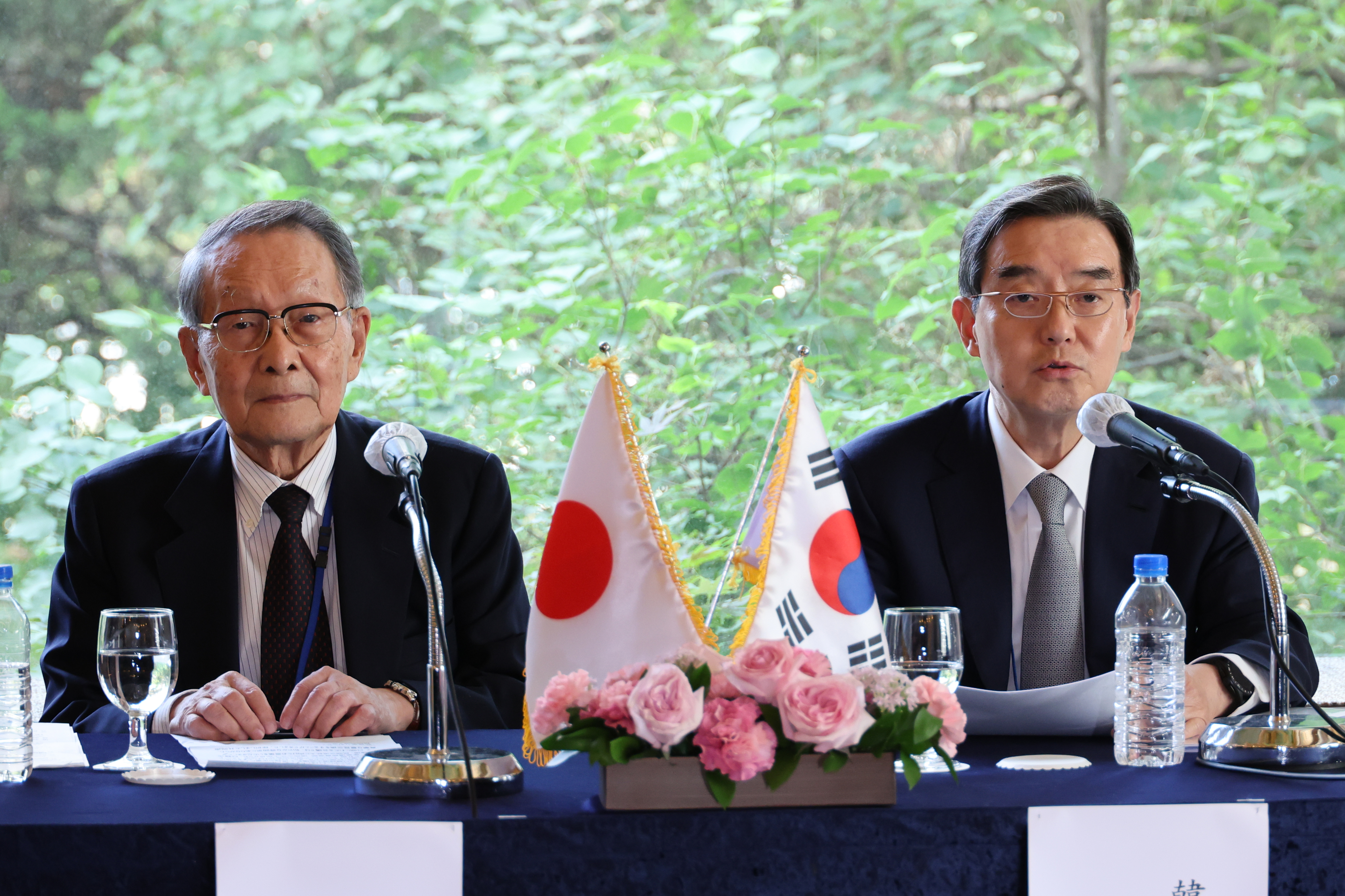 17일 오후 서울 중구 소공동 롯데호텔에서 열린 한일경제인회의에서 한국 측 김윤(오른쪽) 단장과 일본 측 사사키 미키오 단장이 회의 결과를 담아 채택한 공동성명에 대한 취재진의 질문에 답하고 있다. 연합뉴스