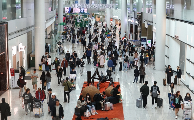 여행 수요가 급증하고 있는 가운데 인천국제공항 제1여객터미널 출국장 통로가 여행객으로 붐비고 있다. 연합뉴스