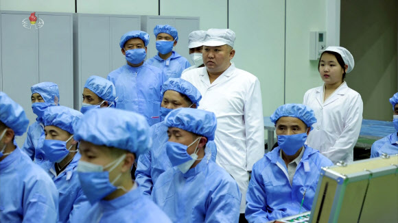 북한 김정은 국무 위원장은 지난 16일 딸 주애와 함께 ‘비상설 위성발사준비위원회’ 사업을 현지 지도하고 위원회의 ‘차후 행동계획’을 승인했다고 조선중앙TV가 17일 보도했다. 그러면서 정찰위성 1호기의 조립 상태 점검과 우주 환경시험이 끝났으며, 탑재 준비까지 완료됐다고 전했다. 2023.5.17. 조선중앙TV 화면·연합뉴스