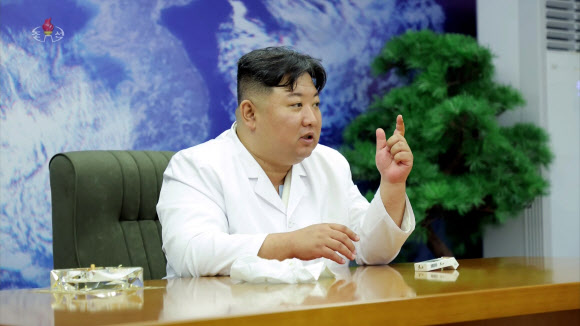 북한 김정은 국무 위원장은 지난 16일 딸 주애와 함께 ‘비상설 위성발사준비위원회’ 사업을 현지 지도하고 위원회의 ‘차후 행동계획’을 승인했다고 조선중앙TV가 17일 보도했다. 그러면서 정찰위성 1호기의 조립 상태 점검과 우주 환경시험이 끝났으며, 탑재 준비까지 완료됐다고 전했다. 2023.5.17. 조선중앙TV 화면·연합뉴스