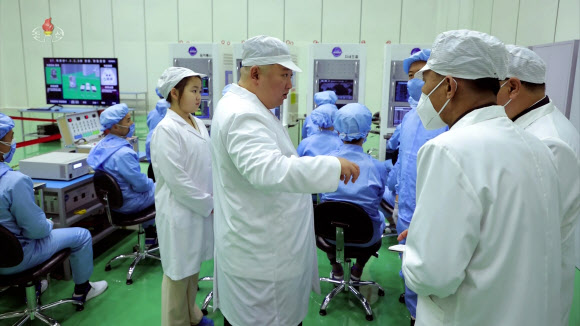 북한 김정은 국무 위원장은 지난 16일 딸 주애와 함께 ‘비상설 위성발사준비위원회’ 사업을 현지 지도하고 위원회의 ‘차후 행동계획’을 승인했다고 조선중앙TV가 17일 보도했다. 그러면서 정찰위성 1호기의 조립 상태 점검과 우주 환경시험이 끝났으며, 탑재 준비까지 완료됐다고 전했다. 2023.5.17. 조선중앙TV 화면·연합뉴스