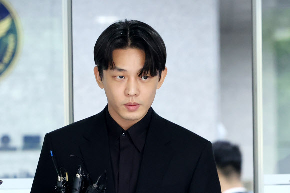 마약류 투약 혐의를 받는 배우 유아인이 17일 오전 서울경찰청 마약범죄수사대에서 마약류관리법 위반 피의자 신분으로 2차 조사를 마친 뒤 청사를 나서고 있다. 2023.5.17 연합뉴스