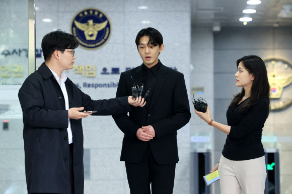 마약류 투약 혐의를 받는 배우 유아인이 17일 오전 서울경찰청 마약범죄수사대에서 마약류관리법 위반 피의자 신분으로 2차 조사를 마친 뒤 취재진의 질문에 답하고 있다. 2023.5.17 연합뉴스