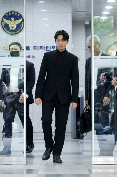 마약류 투약 혐의를 받는 배우 유아인이 17일 오전 서울경찰청 마약범죄수사대에서 마약류관리법 위반 피의자 신분으로 2차 조사를 마친 뒤 청사를 나서고 있다. 2023.5.17 연합뉴스