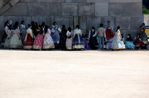때이른 여름 날씨를 보이는 17일 오후 서울 경복궁 입구 그늘에서 현장학습을 나온 학생들이 햇볕을 피하고 있다. 2023.5.17 연합뉴스