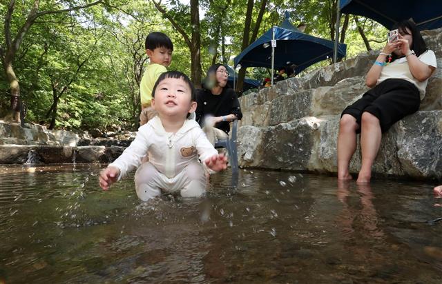 서울 낮 최고기온이 28.4도까지 오르는 등 전국이 여름더위를 보이고 있는 17일 오후 경기도 과천시 서울대공원 캠핑장을 찾은 어린이들이 계곡에서 물놀이를 즐기고 있다. 2023.5.17. 뉴스1