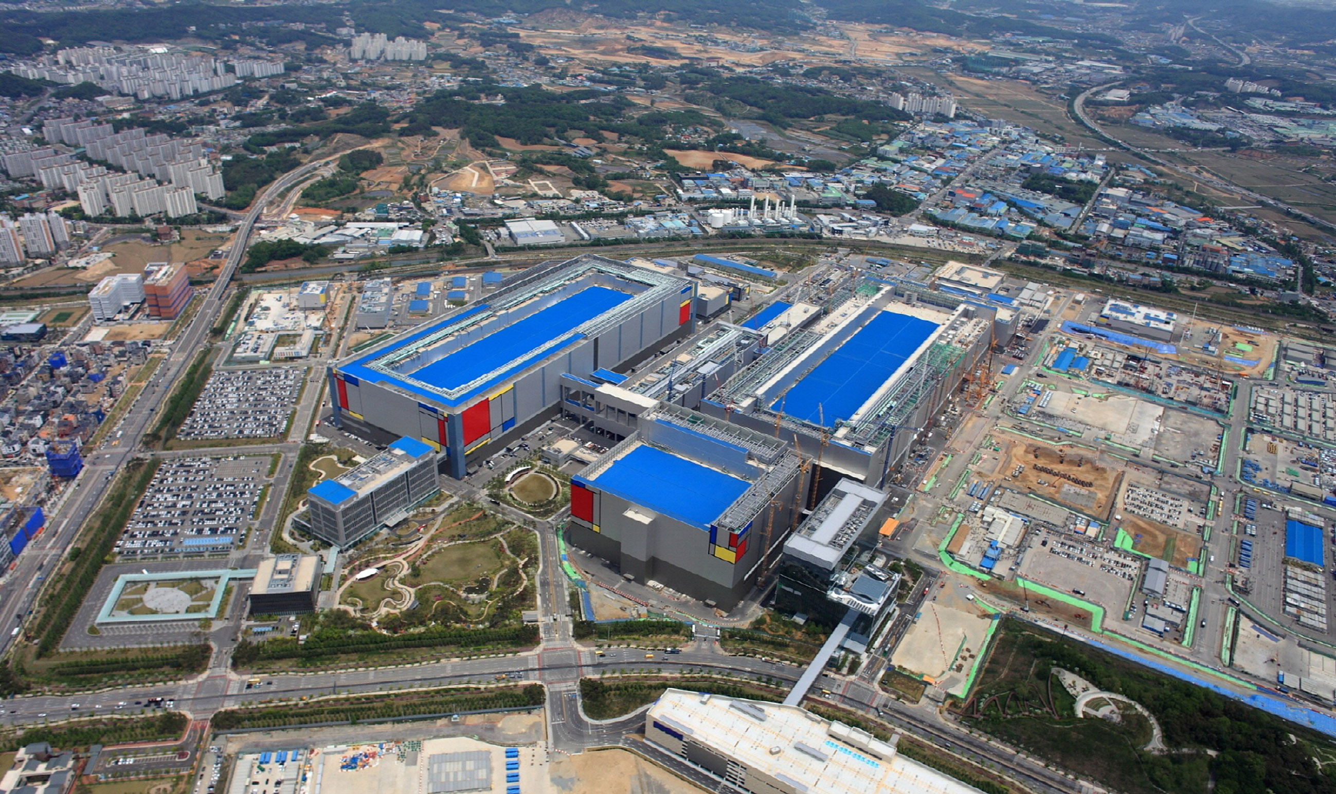 세계 최대 규모의 반도체 공장인 삼성전자 평택캠퍼스 전경. 이 라인에서 EUV 공정을 적용한 첨단 모바일 D램이 생산된다. 삼성전자 제공