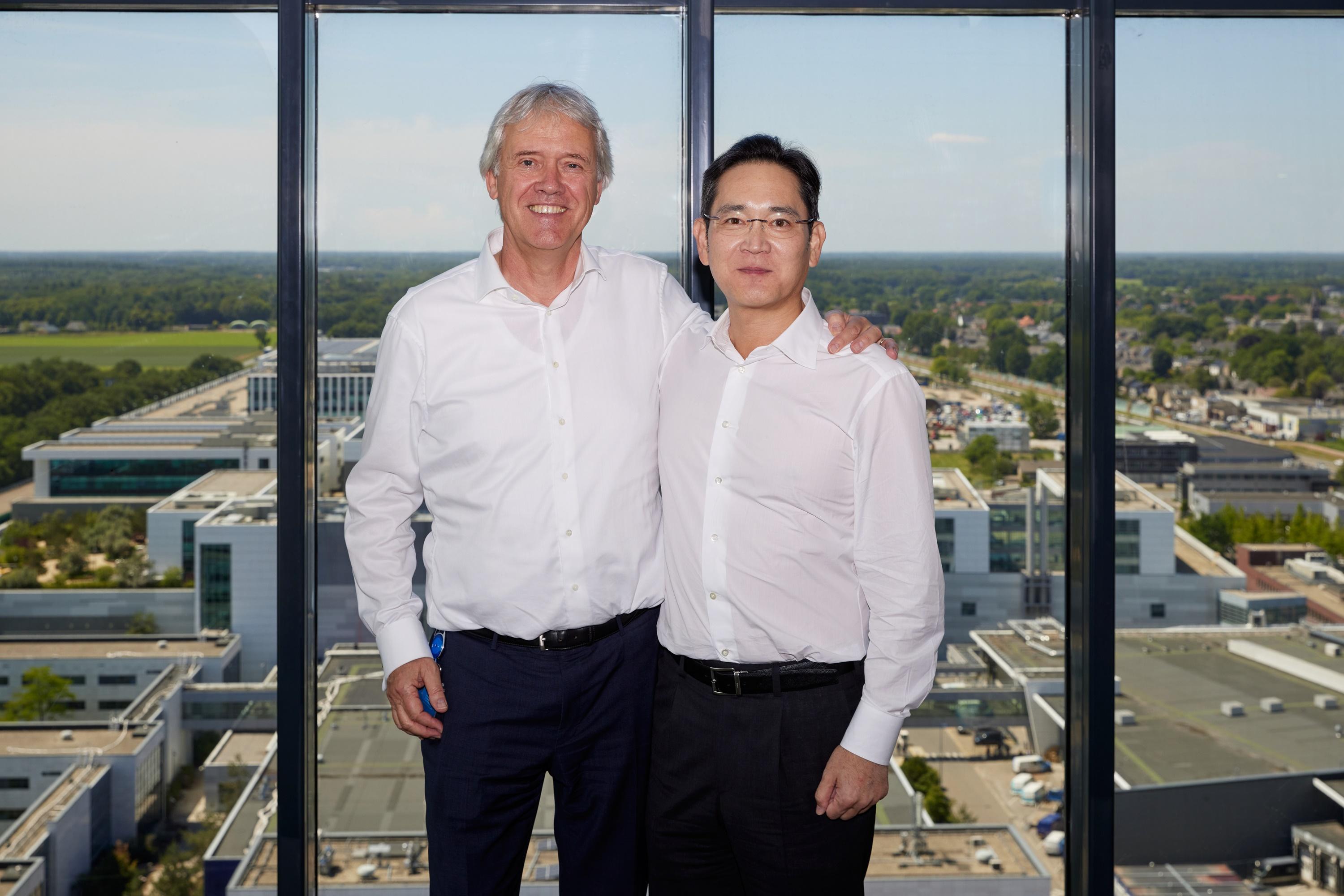 2022년 6월 네덜란드 에인트호번 ASML 본사를 방문한 이재용(오른쪽) 삼성전자 회장이 페테르 베닝크 CEO와 기념 촬영을 하고 있다. 삼성전자 제공
