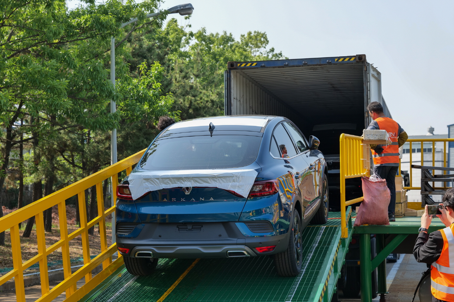 지난 16일 르노코리아자동차 부산공장에서 소형 스포츠유틸리티차(SUV) ‘아르카나’(국내명 XM3)가 수출용 컨테이너에 실리고 있다. 르노코리아자동차 제공