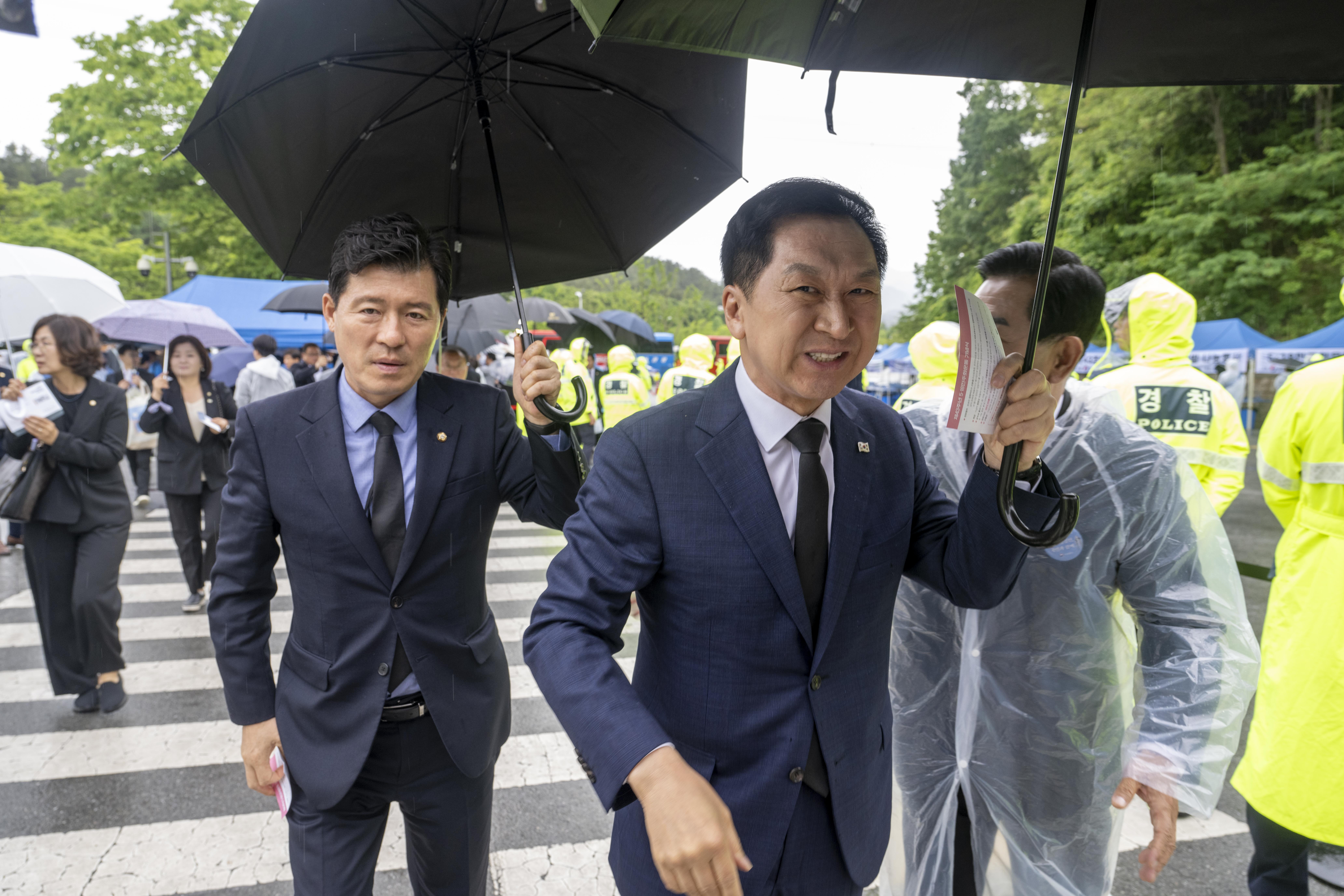 5·18 기념식 참석하는 김기현  김기현 국민의힘 대표가 18일 광주 북구 운정동 국립 5·18민주묘지에서 열린 5·18 민주화운동 43주년 기념식에 참석하고 있다. 
광주 연합뉴스