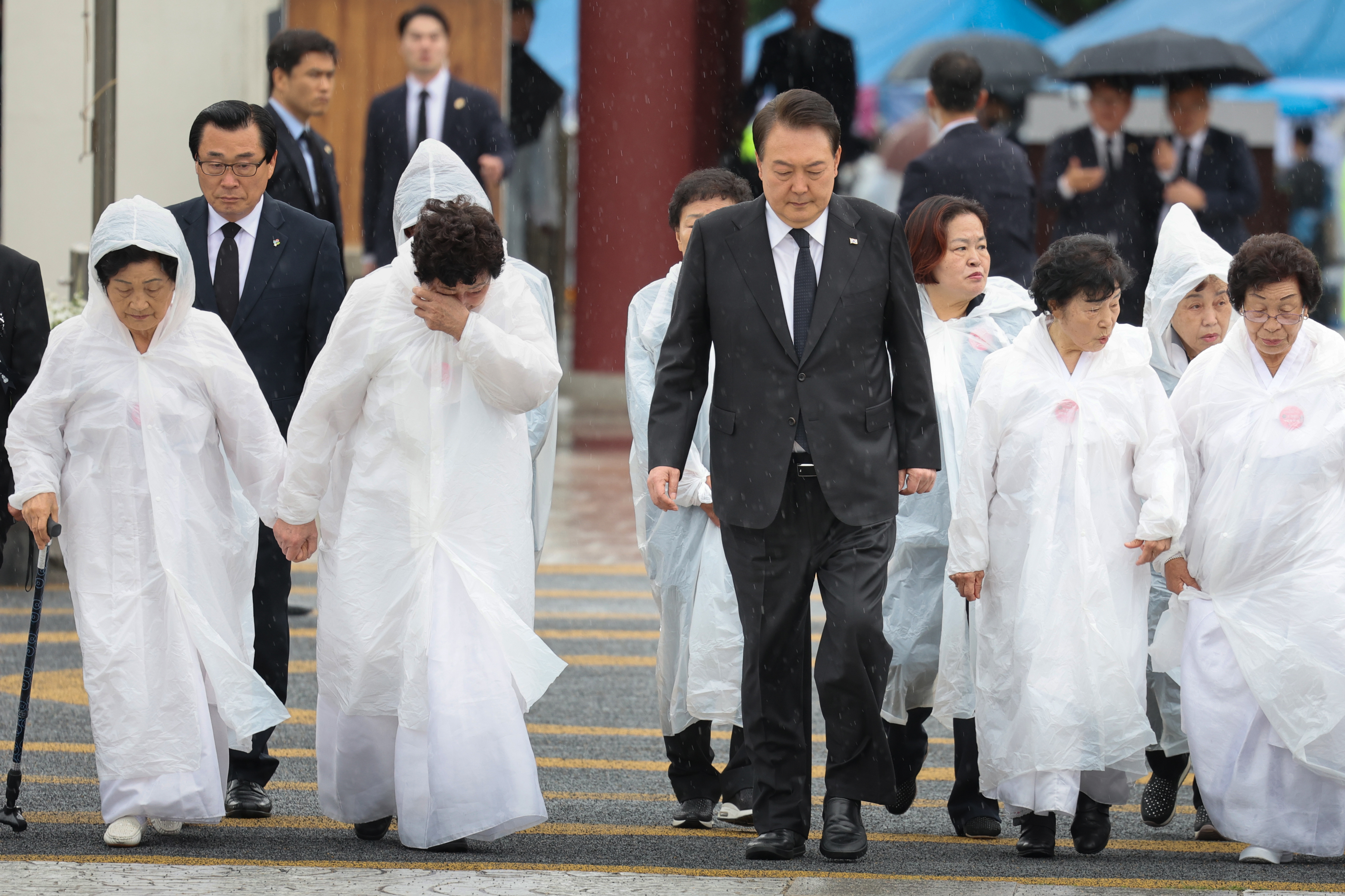 윤석열 대통령이 18일 광주 북구 국립5·18민주묘지에서 열린 제43주년 5·18민주화운동 기념식에 오월어머니회 회원들과 함께 입장하고 있다. 광주 연합뉴스