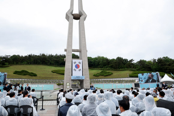 윤석열 대통령이 18일 광주 북구 국립5·18민주묘지에서 열린 제43주년 5·18민주화운동 기념식에서 기념사를 하고 있다. 2023.5.18 연합뉴스
