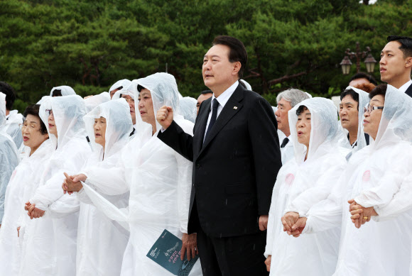 윤석열 대통령이 18일 광주 북구 국립5·18민주묘지에서 열린 제43주년 5·18민주화운동 기념식에서 님을 위한 행진곡을 제창하고 있다. 2023.5.18 연합뉴스