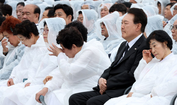 윤석열 대통령이 18일 광주 북구 국립5·18민주묘지에서 열린 제43주년 5·18민주화운동 기념식에서 오월어머니회 회원들과 함께 행사를 지켜보고 있다. 2023.5.18 연합뉴스