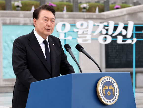 윤석열 대통령이 18일 광주 북구 국립5·18민주묘지에서 열린 제43주년 5·18민주화운동 기념식에서 기념사를 하고 있다. 2023.5.18 연합뉴스