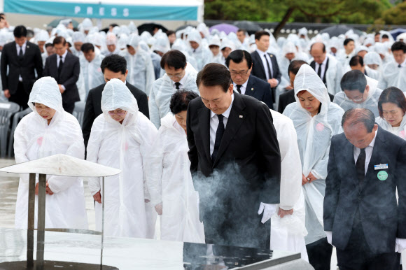 윤석열 대통령이 18일 광주 북구 국립5·18민주묘지에서 열린 제43주년 5·18민주화운동 기념식에서 헌화 및 분향한 뒤 묵념하고 있다. 2023.5.18 연합뉴스