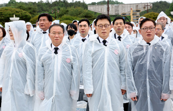 국민의힘 윤재옥 원내대표, 더불어민주당 박광온 원내대표가 18일 광주 북구 국립5·18민주묘지에서 열린 제43주년 5·18민주화운동 기념식에 참석하고 있다. 2023.5.18 연합뉴스