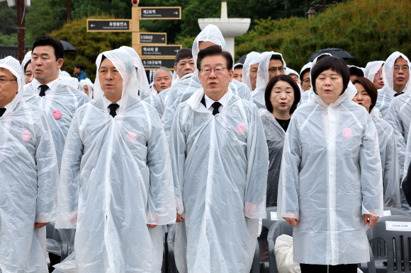 국민의힘 김기현 대표, 더불어민주당 이재명 대표, 정의당 이정미 대표 등이 18일 광주 북구 국립5·18민주묘지에서 열린 제43주년 5·18민주화운동 기념식에서 애국가를 부르고 있다. 2023.5.18 연합뉴스