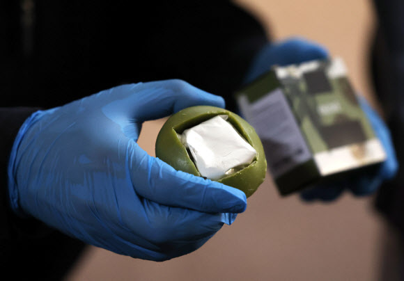 전국세관 마약조사관 회의가 열리는 18일 강남구 서울세관에서 한 관계자가 비누 속에 케타민을 숨겨 마약을 들여오다 적발된 사례를 재현하고 있다. 2023.5.18 연합뉴스