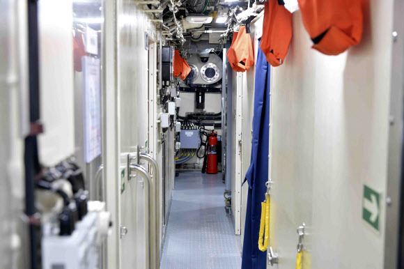 지난 17일 언론에서 처음으로 공개된 한국 잠수함 전력의 심장부인 해군 잠수함사령부에 정박 중인 3천t급 중형 잠수함인 도산안창호함 내부 사관 구역 통로. 2023.5.18. 해군 제공