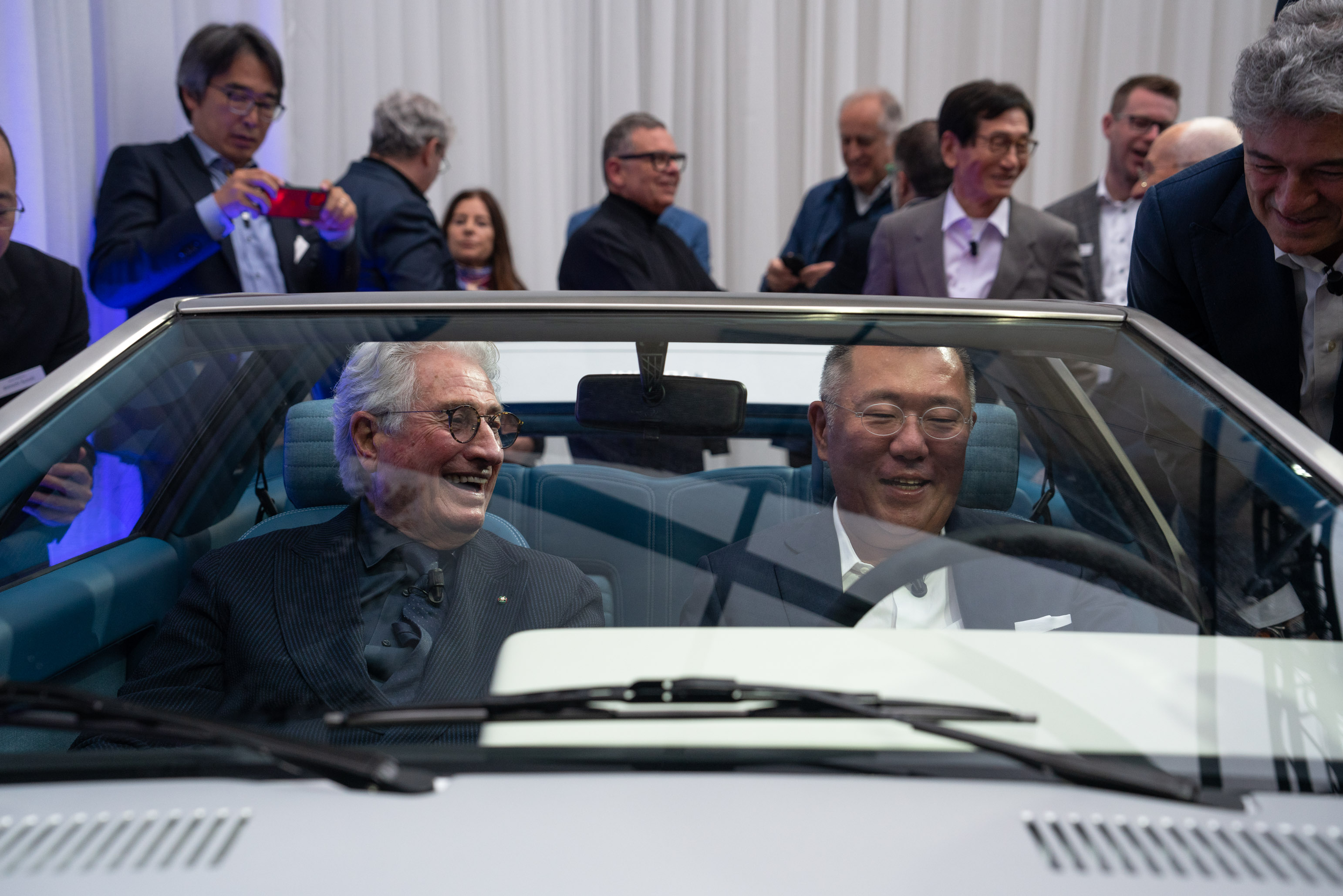 18일(현지시간) 이탈리아 레이크 코모에서 열린 ‘현대 리유니온(Hyundai Reunion)’ 행사에서 정의선(오른쪽) 현대차동차그룹 회장이 디자이너 조르제토 주지아로와 ‘포니 쿠페 콘셉트’ 복원 모델 차량에 탑승해 환담하고 있다. 현대차 제공