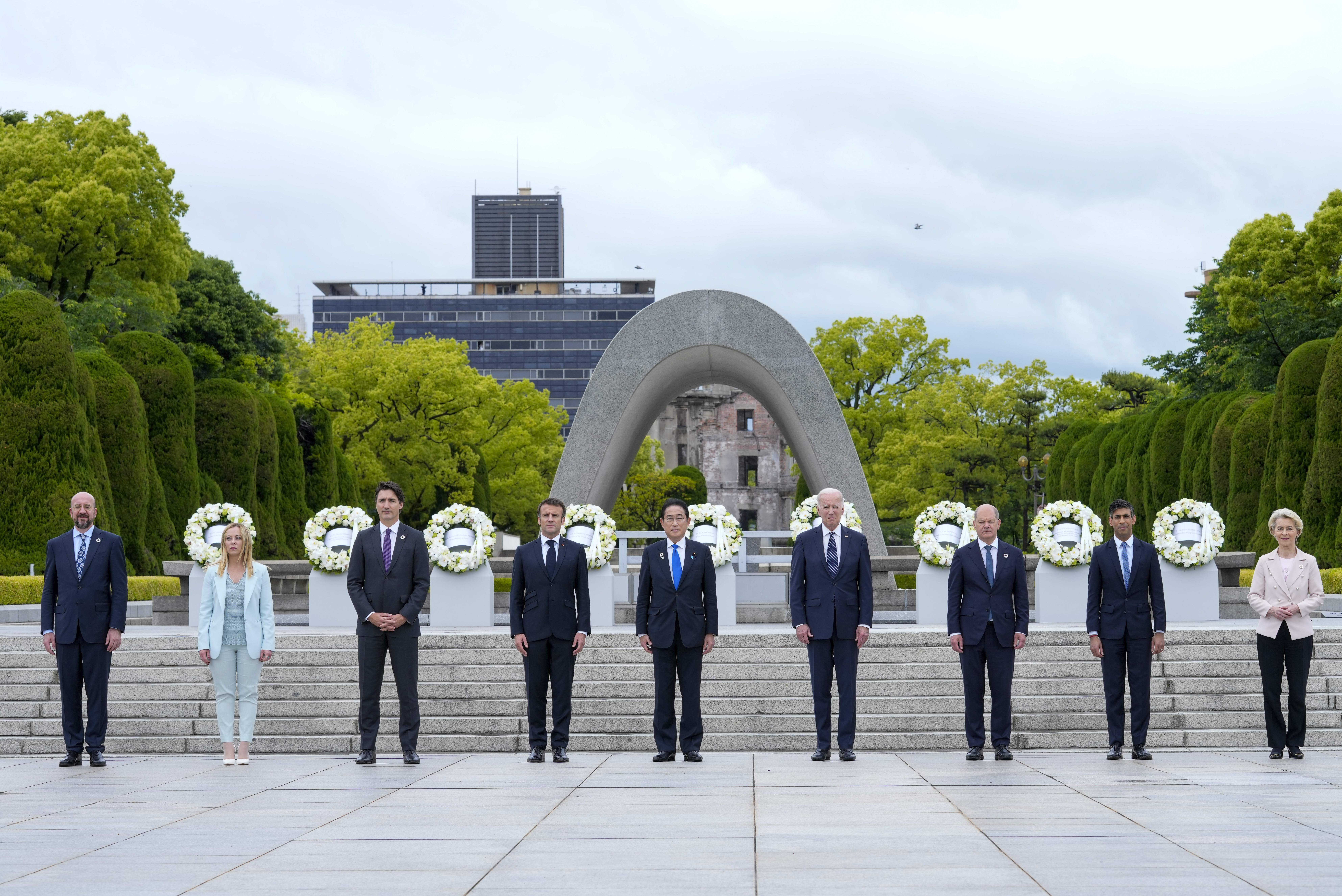 히로시마 원폭 위령비 찾아 헌화한 G7 정상들