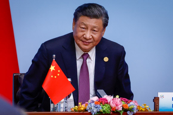 시진핑 중국 국가주석이 19일 중국 산시성 시안에서 열린 중국-중앙아시아 5개국 정상회의에 참석해 주위를 둘러보고 있다. 시안 EPA 연합뉴스