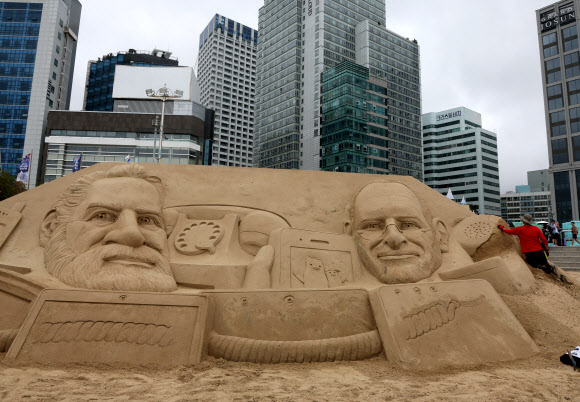 19일 ‘2023 해운대 모래축제’가 개막한 부산 해운대해수욕장에 모래작품들이 전시되고 있다. 해운대 모래 축제는 22일까지 2030 미래를 향한 엑스포 모래바다를 주제로 해운대해수욕장과 구남로 해운대 광장 일대에서 열린다. 2023.5.19 연합뉴스