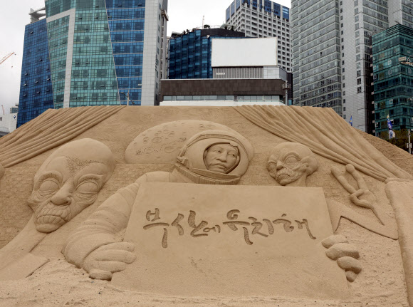 19일 ‘2023 해운대 모래축제’가 개막한 부산 해운대해수욕장에 모래작품들이 전시되고 있다. 해운대 모래 축제는 22일까지 2030 미래를 향한 엑스포 모래바다를 주제로 해운대해수욕장과 구남로 해운대 광장 일대에서 열린다. 2023.5.19 연합뉴스