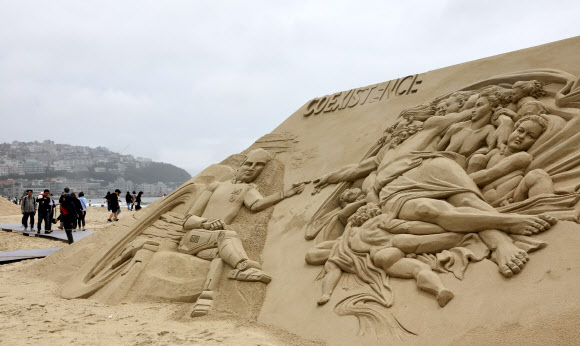 19일 ‘2023 해운대 모래축제’가 개막한 부산 해운대해수욕장에 시민들이 모래작품들을 감상하고 있다. 해운대 모래 축제는 22일까지 2030 미래를 향한 엑스포 모래 바다를 주제로 해운대해수욕장과 구남로 해운대 광장 일대에서 열린다. 2023.5.19  연합뉴스