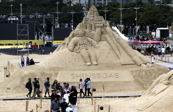 19일 ‘2023 해운대 모래축제’가 개막한 부산 해운대해수욕장에 시민들이 모래작품들을 감상하고 있다. 해운대 모래 축제는 22일까지 2030 미래를 향한 엑스포 모래 바다를 주제로 해운대해수욕장과 구남로 해운대 광장 일대에서 열린다. 2023.5.19  연합뉴스