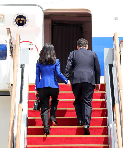 일본 히로시마에서 열리는 주요 7개국(G7) 정상회의에 참석하는 윤석열 대통령과 김건희 여사가 19일 성남 서울공항에서 공군 1호기에 오르고 있다. 2023.5.19 연합뉴스