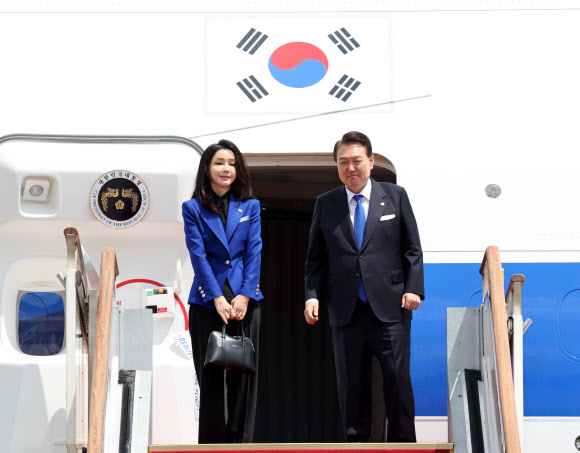 일본 히로시마에서 열리는 주요 7개국(G7) 정상회의에 참석하는 윤석열 대통령과 김건희 여사가 19일 성남 서울공항에서 공군 1호기에 올라 환송객들에게 인사하고 있다. 2023.5.19 연합뉴스