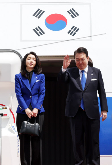일본 히로시마에서 열리는 주요 7개국(G7) 정상회의에 참석하는 윤석열 대통령과 김건희 여사가 19일 성남 서울공항에서 공군 1호기에 올라 환송객들에게 인사하고 있다. 2023.5.19 연합뉴스