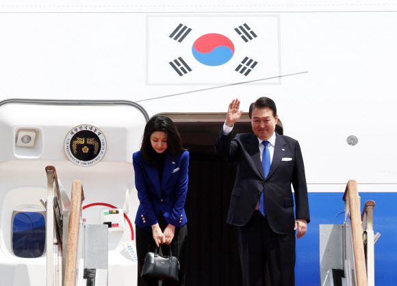 일본 히로시마에서 열리는 주요 7개국(G7) 정상회의에 참석하는 윤석열 대통령과 김건희 여사가 19일 성남 서울공항에서 공군 1호기에 올라 환송객들에게 인사하고 있다. 2023.5.19 연합뉴스