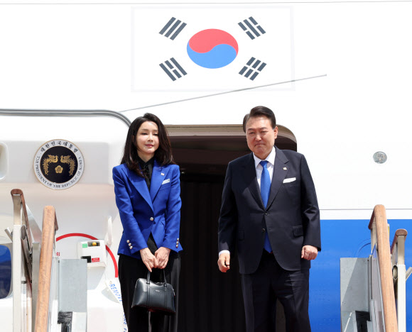 일본 히로시마에서 열리는 주요 7개국(G7) 정상회의에 참석하는 윤석열 대통령과 김건희 여사가 19일 성남 서울공항에서 공군 1호기에 올라 환송객들에게 인사하고 있다. 2023.5.19 연합뉴스