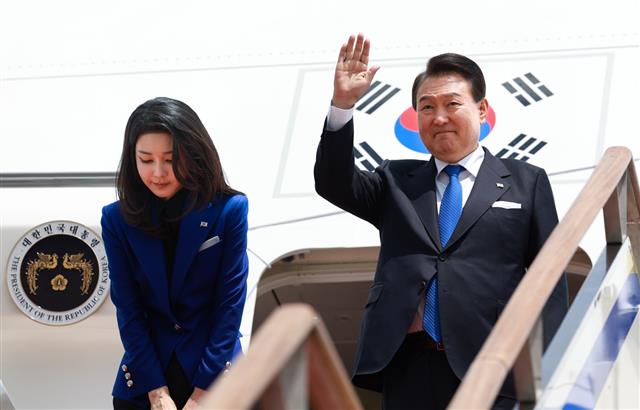 윤석열 대통령과 김건희 여사가 19일 오후 경기 성남시 서울공항에서 주요 7개국(G7) 정상회의 등 2박3일 일본 방문을 위해 공군 1호기에 올라 인사하고 있다. 2023.5.19. 대통령실 제공
