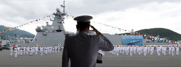 김명수 해군작전사령관이 19일 오후 경남 창원시 진해구 진해 군항에서 열린 해군 신형 호위함 천안함(FFG-826) 취역식에서 경례하고 있다. 2023.5.19 연합뉴스