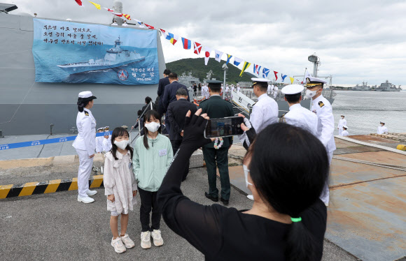 19일 오후 경남 창원시 진해구 진해 군항에서 열린 해군 신형 호위함 천안함(FFG-826) 취역식에서 천안함 피격 당시 전사한 고 박보람 중사의 조카들이 신형 천안함 앞에서 촬영하고 있다. 사진 촬영하는 사람은 박 중사의 모친이다. 2023.5.19 연합뉴스