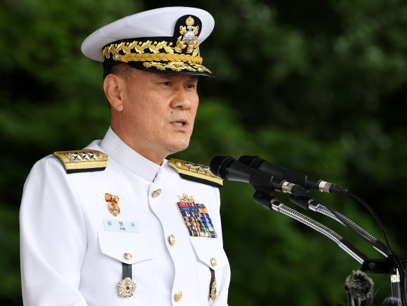 김명수 해군작전사령관이 19일 오후 경남 창원시 진해구 진해 군항에서 열린 해군 신형 호위함 천안함(FFG-826) 취역식에서 훈시하고 있다. 2023.5.19 연합뉴스