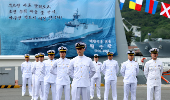 19일 오후 경남 창원시 진해구 진해 군항에서 열린 해군 신형 호위함 천안함(FFG-826) 취역식. 천안함 장병 뒤로 함정에 “싸우면 반드시 이길 것이다”라고 작성된 현수막이 부착돼 있다. 2023.5.19 연합뉴스